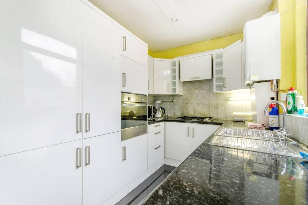 Stunning Three Bed In West Hampstead Apartment Лондон Екстериор снимка
